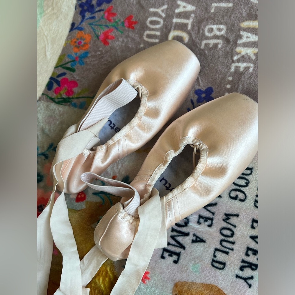 Bloch “Etu” - Women’s (Size: 7,  XX)  -  POINTE SHOE